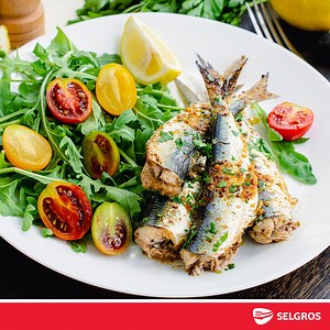 Bucură-te de un preparat plin cu arome de vacanță! 🐟🧄🌿 Dacă îți este dor de concediu și de vacanțele la mare, Iuliana Sbîrnea de la Bucate Aromate ne învață cum să aducem această atmosferă în farfuriile noastre cu o super rețetă: sardine la cuptor în stil grecesc cu usturoi și oregano. Ușor de pregătit și plin de savoare, acest preparat va aduna toata familia în jurul mesei! 💯 Rețeta detaliată o poți găsi în filmulețul alăturat sau pe linkul de aici: https://bit.ly/44Fr0t9 #HranestePasiunea 