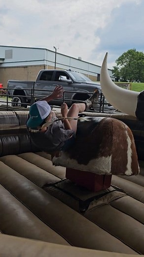 Woman Bull Riding at Truck Show In Nashville - #bull #bullriding #bullriders #bullrider #fun #funnyvideos #funnypeople #truckshow #bullride #mechanical #mechanicalbull #mechanicalbullriding | The Customized Ride