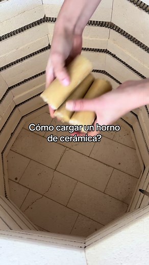 ¿Pensabas que cargar un horno de cerámica era simplemente acomodar las piezas y cerrar la tapa? 👀 Cada horneada requiere planificación, estrategia y bastante paciencia. Las piezas no pueden tocarse entre sí, algunas necesitan accesorios especiales para hornearse y cada espacio libre cuenta. Lo que ves en este video llevó casi una hora de trabajo y después de eso todavía quedan muchas horas más de cocción. ¿Habías visto alguna vez cómo se carga un horno de cerámica? Te leo en los comentarios 💛 