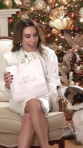 Xmas Giveaway Alert 🎄🎁 Το TLIFE σας κάνει δώρο μερικά από τα must haves προϊόντα από τα Kylie Cosmεtics! Ένας τυχερός ή τυχερή θα κερδίσει, λοιπόν, ένα bronzer, ένα illuminating powder, ένα blush tint, ένα αγαπημένο lip kit, μάσκαρα και φυσικά το foundation! Τα βήματα είναι απλά και τα goodies αρκετά! Μπες στο tlife.gr για να μάθεις πως μπορείς να πάρεις μέρος στον διαγωνισμό🎄 Μην χάσεις ούτε λεπτό γιατί ο διαγωνισμός θα ολοκληρωθεί το απόγευμα του Σαββάτου 14 Δεκεμβρίου. Καλή επιτυχία κορίτσ
