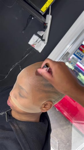 2.5K views · 24 reactions | Does your lace turn white? Remember to apply thin layers of #boldholdactive 﫰﫰 The adhesive must be entirely flat and even, ensuring a completely clear surface before laying down the lace. Follow our steps and your install will last at least 2 WEEKS! ⭐️www.thehairdiagram.com | TheHair Diagram | Facebook