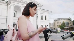 Student Takes Electric Scooter Bicycle Parking: vídeo stock (100% livre de direitos) 1079355626 | Shutterstock