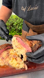 Vem comigo fazer essa maminha recheada🎅 Ingredientes: 1 peça de maminha 150g mussarela 150g provolone 50g parmesão 200g catupiry 70g bacon 1 cebola grande 1 colher de sopa de açúcar Sal e pimenta a gosto 1 hora de forno a 180º | Empório 1613 - O Açougue de São Caetano do Sul