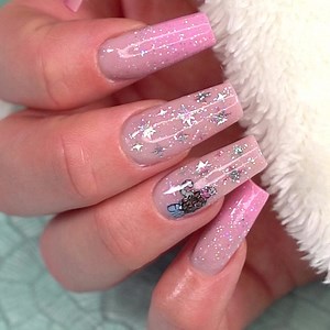 Tannenbäume, Lichterketten, Wintertee und dazu unsere neuen Angebote. Viel besser kann ein Start in die neue Woche kaum sein, oder? Übrigens haben wir schon Lust Euch ein verfrühtes Weihnachtsgeschenk. zu machen und deshalb schenken wir Euch ab sofort den Versand ab 25€ Einkaufswert. #prettynailshop24 #sale #nagelstudio #nagellack #uvnagellack #nageldesign #gelnails #jolifin #nailshop #shellac #freeshipping #weihnachten #versandkostenfrei #nailsnailsnail #shortnails #newnails #nailpolish #nailpo