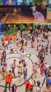 In the distant past of ancient Egypt, the cat goddess Bastet was revered as a symbol of protection and spirituality. The ongoing exhibition at the Shanghai Museum, "At the Top of the Pyramids: The Civilization of Ancient Egypt," offers a special experience for cat owners. Visitors can bring their pet cats to the exhibit, take photos with them in the dedicated Bastet temple area, and even receive exclusive cat-themed gifts, enjoying blessings from an ancient civilization. 🐱😘 Shanghai Museum "Me