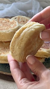 71K views · 197 reactions | Les Crumpets - Recette des petits pains Anglais de mon enfance https://youtu.be/TWFiuLFCzfU Bon dimanche  | Quandmargotpatisse | Facebook