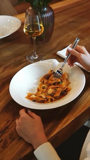 Pasta is a passion - the tableware Pasta Passion is devoted entirely to pasta. Discreet and with functionality presents Villeroy Boch the pasta plates in various sizes, the spaghetti plates with a small notch, which has to replace the spoon and a serving bowl. Villeroy & Boch Pasta Passion tableware is a must have for every pasta fan. | Villeroy & Boch Albania