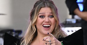 Kelly Clarkson Causing Tension by 'Flaunting' Bare Feet at Work