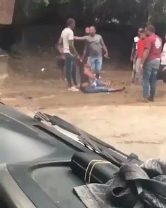 waooo pero mmg es este hombre y los de mas no lo agarran y le entran a palo #nomasalaviolencia #noalaviolenciacontralamujer | TOPLEVELMUSIC