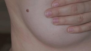 Mujeres irreconocibles en topless haciendo auto-revisiones de cáncer de mama. EET Comprobación de los cambios en las mamas, posibles bultos, distorsiones o hinchazón. Conciencia sobre el cáncer de mama