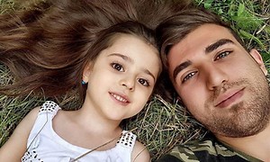 Bố mẹ 'Bé gái xinh đẹp nhất thế giới' mẹ phải nghỉ việc, theo sát con vì sợ bị quấy rối