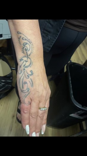 Got to fix up some filigree and add onto it for Kirstin the other day 😊 #filigree #tattoo #flowers #linework #fun #fix #twocrowstattoostudio