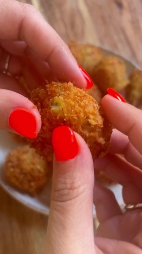 Zucchini cheesy feta balls. Funny story I tried a air fry test version before I fried these but they ended up flat as a pancake, then when I fried them I think I got 3rd degree burn on my lips 🤦🏽‍♀️! Asides all of that these are absolutely banging! In Greek we call these KOLOKITHOKEFTEDES (FRIED ZUCCHINI/COURGETTE BALLS) 😆.2 large courgettes, grated finally, and drainedOne large onion, grated 3 tbsp freshly Chopped mint1 tbsp dried mint 1 tsp salt and pepper 1/4 cup grated anari1/2 cup self r