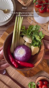 Satay Lilit Ayam ALA Bali Restaurant ! . Resepinya sangat mudah. Korang ikut je step dibawah confirm menjadi!! . . 2 Tbsp Chili Sauce 2 Tbsp Tomato Sauce 22 Tbsp Oyster Sauce 500g Minced Chicken 1 Tsp Coarse Black Pepper For Blending: 10g Ginger 50g Onion • 10g Garlic •2 Sprigs Coriander • 2 Nos Red Bird's Eye Chili • 2 Stalks Lemongrass, White Part 20 Stalks Lemongrass, Cut Inch 7"& Bruised Oil For Frying . . Steps: 1-n a bowl, mix minced chicken with black pepper, fine paste and all the sauces