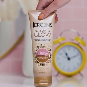 🤎 Jergens Natural Glow FIRMING Daily Moisturizer es un humectante de bronceado gradual sin sol que muestra un cambio de color notable y un bronceado brillante sin rayas en siete días. Esta fórmula, infundida con elastina y colágeno, tiene un efecto reafirmante que promueve una apariencia reducida de celulitis. ¡No se puede superar eso! ✨ • Acercate a cualquiera de nuestras once sucursales en Mar del Plata y elegí lo mejor para tu bienestar. Lo mejor para vos está en Farmacias y Perfumerías Bauz