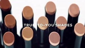 Nya barePRO 16-Hour Full Coverage Concealer appliceras enkelt med ett enda svep och den lätta krämiga formulan är enkel att blenda ut med fingertopparna eller Shade & Diffuse Eye Brush. | bareMinerals