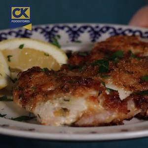 Rice Krispie lemon turkey Ingredients Serves 4 4 turkey breast steaks ½ pot LLaeth y LLan natural yoghurt ½ lemon-zest and juice 1 large clove garlic 60g Rice Krispies 2tbsp finely grated parmesan cheese 1 tbsp chopped fresh thyme or 1 tsp dried thyme 2 tbsp vegetable oil Method 1. Crush the garlic clove and zest half the lemon and place in a small bowl then add the natural yoghurt and stir well. Add the lemon juice and season with salt and pepper. 2. Put the turkey in a shallow dish and pour ov