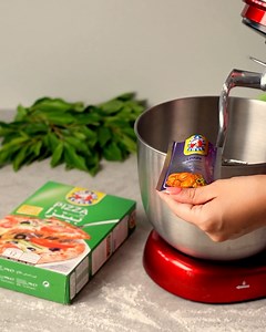 الفرحة عند الصغار كي يروحو ويلقاو بيتزا 🍕​ في الدار, تحضيرها تاك تاك و ما ياخوش وقت بال préparation pizza متع smart chef الدلال من المالح للحلو ما يوفاش 😉 شكون جرّب ال pizza sauce blanche ؟ 😋 #Smartchef #préparation_pour_pizza #yummy #BeSmart | SMART CHEF