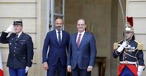 Passation de pouvoir entre Edouard Philippe et Jean Castex: "Soyez bon et bon vent!"