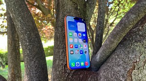 iOS 26.1 se distribuie acum și aduce un nou stil de transparență pentru Liquid Glass, care sporește opacitatea