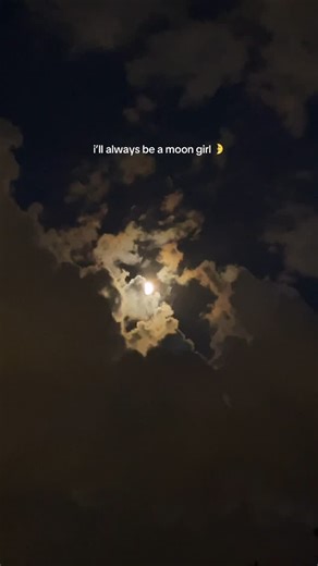 Sarah Rae ☾ on Instagram: "She was showing off last night #moon #moongirl"