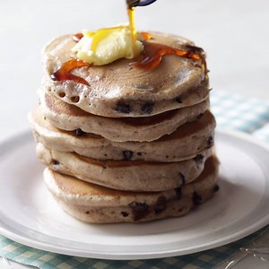 Perfect for your Easter brunch, these easy hot cross bun pancakes are filled with spices, raisins and chocolate chips for the ultimate Easter treat. Full recipe: http://simply-delicious-food.com/hot-cross-bun-pancakes/ | Simply Delicious