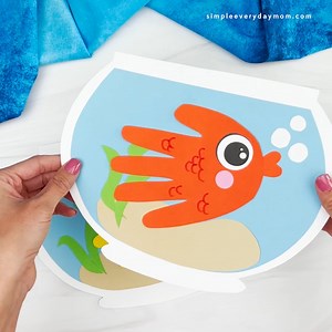 🖐️ Fish Handprint Craft ✂️ Get the template on the blog | Simple Everyday Mom
