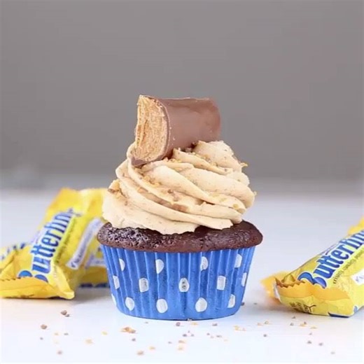 Butterfinger cupcakes from @yourcupofcake in our fun, Blue dot #BakeBright liners! 💙 .⠀ .⠀ #cupcakes #cupcakeliners #greaseproof #shopsweetsandtreats | Sweets & Treats Boutique