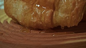 Мед, кленовый сироп или патока медленно: стоковое видео (без лицензионных платежей), 3718350485 | Shutterstock