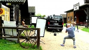 Mia Grauke ist Fotomodell und PLAYMATE. Im Oktober ist sie wieder im Playboy zu sehen und dann sogar auf dem Cover. Wir zeigen schon jetzt in a.tv Boulevard einige sexy Aufnahmen vom Shooting in der Westerncity Dasing. | a.tv HD