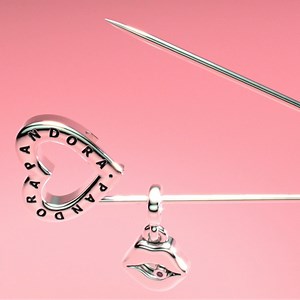 20 reactions | 데님 자켓? 모자? 아니면, 가방? Pandora Me 브로치를 마음에 드는 곳에 꽂아 스타일링을 한층 업그레이드 해보세요. #PandoraMe #Brooch #PandoraXMillieBobbyBrown 더 알아보기: https://go.pandora.net/2MEVZ3C | Pandora | Facebook