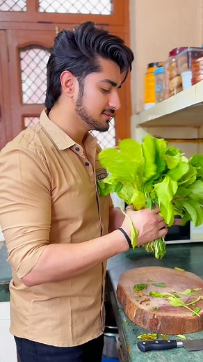 𝑳𝒐𝒗𝒆𝒏𝒆𝒆𝒕 𝑽𝒂𝒍𝒆𝒄𝒉𝒂 | Protein intake pura karlo guys!🥬😂(Recipe)⬇️ . Palak Paneer🥬🧀 . Ingredients: • 250g paneer (cubed) • 2 cups spinach (palak), washed and... | Instagram