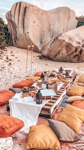 Discover the art of picnicking with our ultimate guide! 🌷🍇 Read More: https://bit.ly/45ONFoM | eFavormart