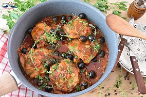 3.4K views | Reteta de mancare de pui cu masline si rosii nu este clasica mancare de pui cu masline si lamaie, cum cred ca o stiu cei mai multi dintre voi. Seamana, dar nu este, mai degraba i-as zice tocanita de pui cu masline, ceapa, sos de rosii si cimbru. E buna tare si toata treaba se face intr-o tigaie. RETETA VIDEO ⏯ https://youtu.be/KCoKPcJgLXA RETETA SCRISA ▶ https://bit.ly/3OBlWRy | Reteta-Video | Facebook