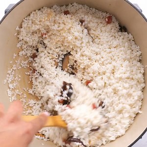 This Chinese sticky rice recipe is a fail-proof, super easy, and crowd-pleasing dish. Most of the ingredients can now be found in the Asian aisles of your favorite grocery stores.❤❤❤ FULL RECIPE: https://www.chewoutloud.com/chinese-sticky-rice/ ✨ FOLLOW @chewoutloud for more delicious recipes. ✨ Get 25 FREE Summer Must-Have Recipes https://mailchi.mp/chewoutloud/summer-menu #ChineseStickyRice #StickyRice #ChineseCuisine #AsianCooking #HomeCooking #DeliciousDishes #FoodLovers #AuthenticRecipes | 