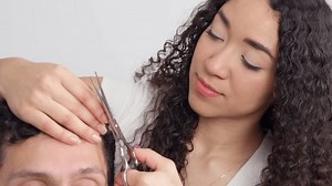 Jeune femme aux cheveux bouclés donnant : vidéo de stock (100 % libre de droit) 3935314569 | Shutterstock