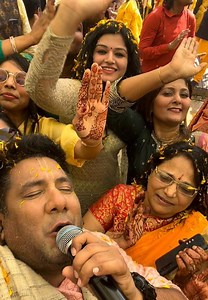 107K views · 10K reactions | रंग बरसे नाचे कृष्ण मुरारी Naache Krishna Muraari aur Sri Radha Pyaari Holi par Kaun Kaun naya bhajan chahta hai is baar! ❤️ #होली #वृंदावन #रंग #traditions #loveourculture | Madhavas | Facebook