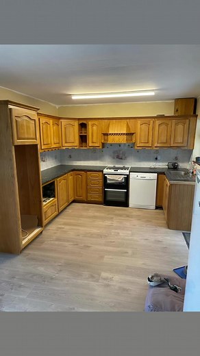 This kitchen in ms room was painted in the colour ammonite by farrow and ball 💪#farrowandballpaints #crownpaints #duxpaints #corkpainter #cork#corkcity#paintedkitchens #transformendkitchens #wowkitchens#kitchensofinstagram#spraypaintedkitchens#handpaintedkitchens#painteranddecorator#painter | Brushstrokes Painting and Decorating
