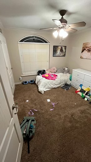 Kids’ room makeover? Yep, we do that too!✨ Kids’ rooms can feel like a disaster zone, right? It’s so much more than a mess—it’s the constant searching for that one toy, the morning chaos, and the daily battle to get them to clean up. We helped create a system that works for her. A space where everything has a home, so she can find what she needs and you can both start the day with a lot less stress. Because when a kid’s room is organized, it gives you both so much more peace and freedom. It’s a 