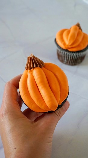 Steph Carr on Instagram: "A very simple decorating idea for pumpkin cupcakes! These can be done for Halloween or Thanksgiving 🥰🧡 Using a large round tip, pipe arcs along the curve of the cupcake starting at the outside edge and moving inwards. The 5th and final line will be nearly straight. Add a stem using a large open star tip (such as Wilton 4B). Tada!! #cupcakes #pumpkincupcakes #chocolatecupcakes #halloween #halloweenbaking #halloweencupcakes"