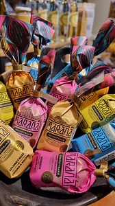 Disfruta las chocotejas artesanales premium de Maraná, hechas con chocolate dark 70% cacao y rellenos con auténticos sabores peruanos 🇵🇪 🍫 Pecana y manjar, guindón y manjar, nuez con manjar de mango, nuez con manjar de lúcuma, coco rallado y manjar de maracuyá, mermelada de aguaymanto y manjar… ¡un viaje para tu paladar! ✨️ 📍 Encuéntralas en Samaca Orgánico: Av. Tejada 510, Barranco (altura de la cuadra 12 de Av. 28 de Julio, Miraflores). . . . #Chocotejas #Maraná #SamacaOrgánico #chocolatep