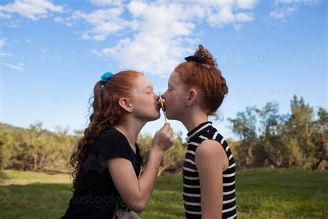 2girls kissing nude