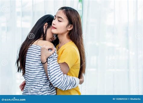 asian lesbians kissing nude