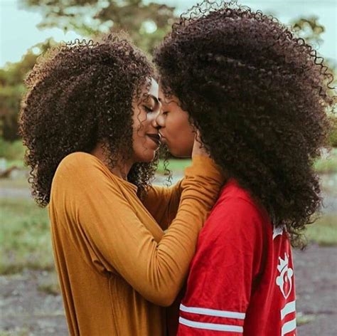 black lesbains kissing nude