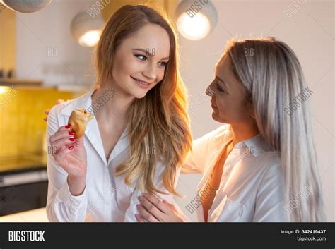 blonde porn lesbian nude
