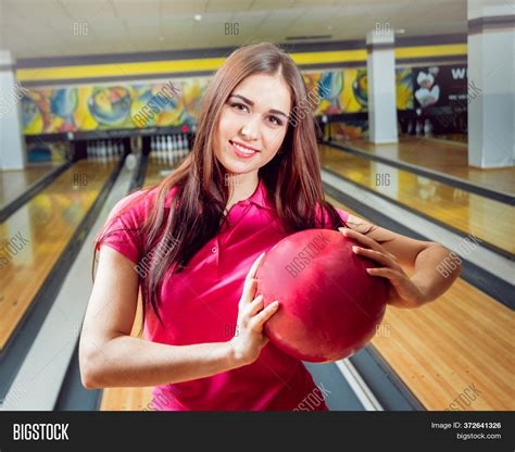 bowling alley girl video nude