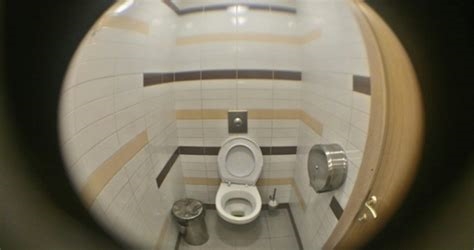 cámara oculta en baño público nude