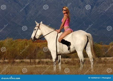 cavalo pelada nude
