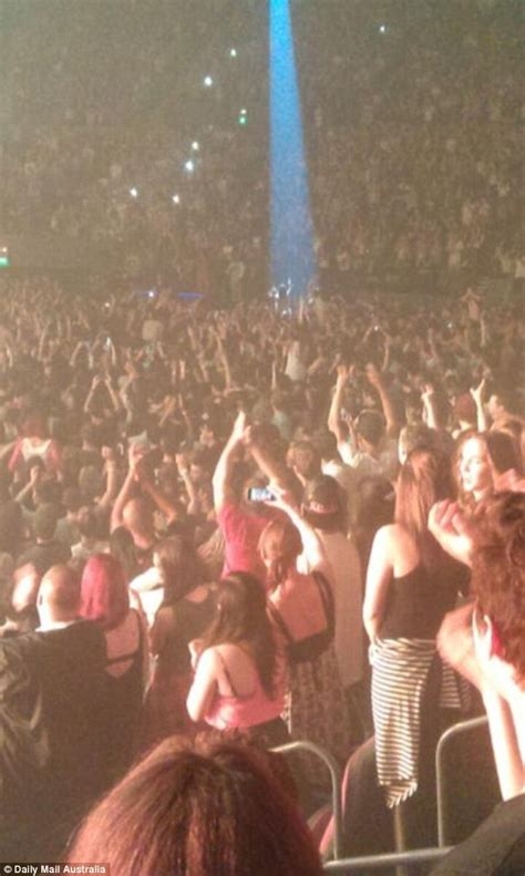 chicks flashing at concerts nude