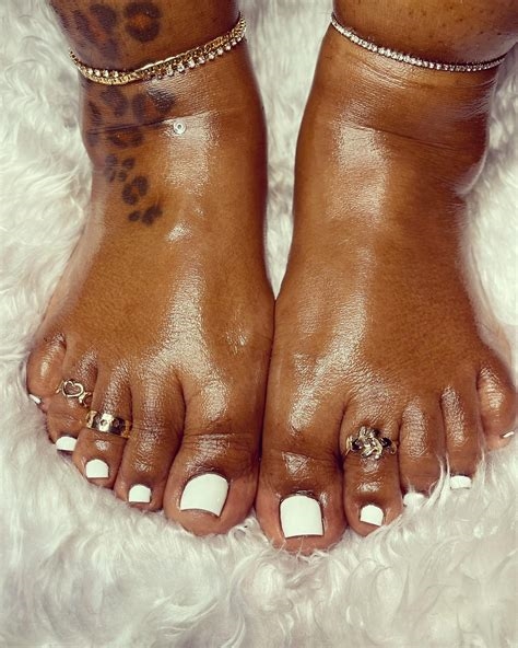 chocolate toes nude